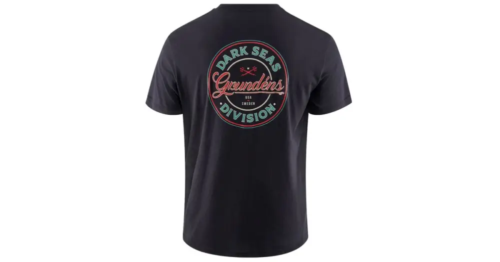 Grundéns Tričko Dark Seas X Grundens Instinctive SS T-Shirt Black - XXL Vrácení Zdarma